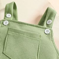 Conjunto de 2 piezas de verano para bebés: camiseta de algodón transpirable con tirantes y sombrero, y pantalones cortos de dinosaurio a rayas con diseño de triángulo.