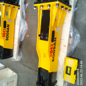 SOOSAN SB 43 Mini chargeuse-pelleteuse chargeuse compacte Type de boîte disjoncteur hydraulique nouvel état comprenant un ciseau à moteur - Product Image 1