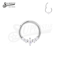 SUPERSTAR Anneau de piercing en titane ASTM F136 à segment articulé, avec centre en losange et grappe de zircone cubique (CZ) latérale ronde, pour septum, nez et oreille