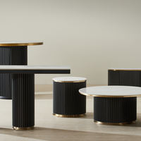 Table basse en pierre frittée NOVA au design moderne avec base en métal doré, durable et écologique pour le salon