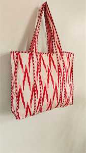 Sac fourre-tout matelassé en coton imprimé collage Ikat de Jaipur, réversible, grand sac de shopping, sac à bandoulière de voyage - Product Image 6