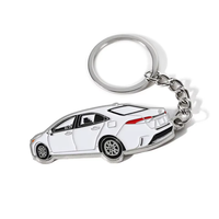 Porte-clés en émail avec breloque de voiture classique emblématique, avec détails en émail fin, idéal pour les cadeaux de collectionneurs d'objets automobiles et pour un usage quotidien