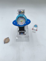 Vente en gros ODM 31mm 5mm Boîtier fin Montres analogiques à quartz pour enfants Boîte de montre de luxe rétro avec breloque sport anime