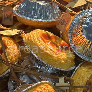 Modelo de Tarta de Huevo Glaseada con Correa Colgante de Cuero, Postre Recién Horneado Realista con Efecto Caramelizado, Ideal para Exhibición en Cafeterías y Bolsos de Coche - Product Image 4