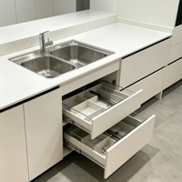 Ensemble d'armoires de cuisine blanches modulaires sur mesure de haute qualité avec portes en verre et robinet, design moderne et luxueux
