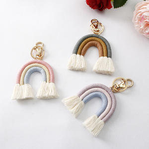 Porte-clés personnalisable Boho multicolore arc-en-ciel avec pompon, mousqueton tissé à la main, pendentif et porte-clés Article chaud! - Product Image 1