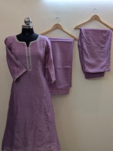 Ensemble Kurta, pantalon et dupatta en soie Chanderi avec broderie Zardosi, vêtements ethniques pour femmes, tenue de mariage et de fête, fournisseur en gros - Product Image 1