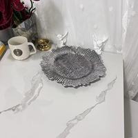 Assiettes en plastique jetables et réutilisables élégantes de 13 pouces, sous-assiettes argentées pour les buffets de mariage, les événements formels, empilables et durables
