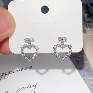 Orecchini a perno con fiocco a cuore e cristalli per donna, accessori moda dolci e minimalisti per l'uso quotidiano - Product Image 3
