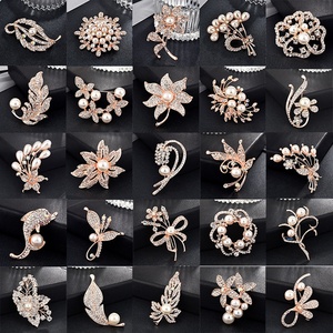 Broche de Boda al por Mayor, Clip para Bufanda con Perlas y Diamantes, Diseño Floral Estilo Coreano, Accesorio de Alta Gama para Prendas Exteriores - Product Image 2