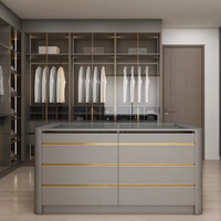 Système de dressing en bois plaqué de luxe avec portes vitrées et aménagement personnalisé disponible pour les maisons haut de gamme, les villas et les suites d'hôtel