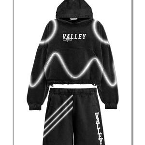 Conjunto Deportivo Informal Negro Transpirable con Lavado Ácido, Estilo Vintage Desgastado, Sudadera con Capucha y Pantalones Cortos Acampanados para Hombre - Product Image 1