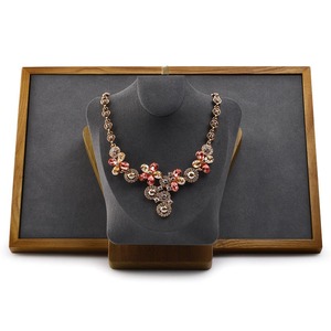 Expositor de joyería de madera maciza personalizado, soporte de exhibición para collar de jade dorado, expositor de joyería de terciopelo y cuero. - Product Image 4