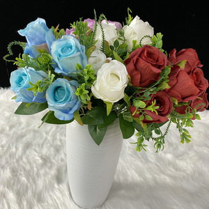 Bouquet de roses artificielles Queyiyi, 7 têtes, couleurs mélangées, décoration de table, arrangement de mariage - Product Image 4