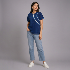 Camiseta Unisex de Algodón Tie Dye Hecha a Mano de Primera Calidad - Camiseta Casual de Manga Corta con Cuello Redondo y Patrón Shibori Azul Índigo de Alta Demanda - Product Image 1