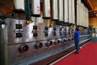 Fibre de polyester ignifuge à faible odeur pour la production de tissus non tissés