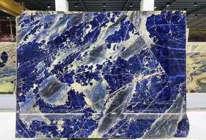Dalle de quartzite moderne de luxe inspirée du cloisonné, bleu royal avec des veines ambrées, imperméable, polie, pour mur intérieur, design graphique - Product Image 5
