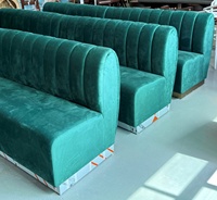 Ensemble de banquette moderne en velours vert avec dossier cannelé pour restaurant, hôtel, salon, café, salle à manger et séjour
