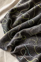 Tissu brodé multicolore à motifs tourbillonnants et lignes irrégulières, base polyester gris foncé, fil courbé, broderie lourde