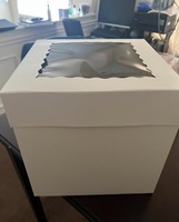 Boîte à gâteau haute avec fenêtre, en carton épais jetable, pour pâtisseries et desserts, avec doublure en éponge, matériaux recyclés, finition mate personnalisée