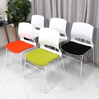 Chaise de conférence empilable en plastique de marque renommée, durable et nouvellement améliorée, avec coussin en tissu, structure en acier, sans accoudoirs, couleur personnalisable