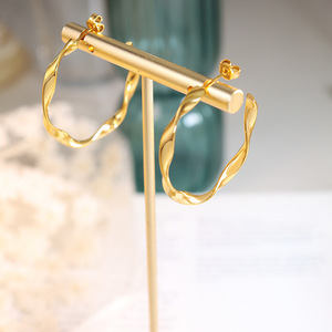 ต่างหูห่วงแบบเปิดบิดเกลียว |   สแตนเลสสตีลชุบทอง 18K PVD |   เครื่องประดับสำหรับผู้หญิงที่ทนทาน น้ำหนักเบา และมีสไตล์มินิมอล - Product Image 3
