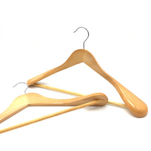Perchas de madera natural con logo de fabricante directo, precio competitivo, calidad superior, perchas para trajes de madera - Product Image 4