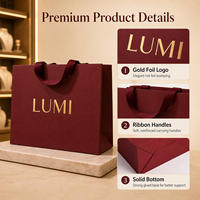 Sacs shopping en papier rouge foncé écologiques imperméables de marque LUMI avec logo doré, poignée perforée pour emballage cadeau de luxe haut de gamme