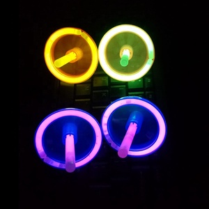Bâton lumineux à <span class=keywords><strong>la</strong></span> mode qui brille dans le noir, jouet gyroscopique pour enfant - Product Image 4
