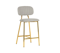 Tabouret de bar et de comptoir haut en tissu capitonné Channel, avec structure en métal doré poli, pour espace de coworking créatif et bistro privé
