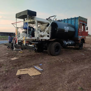 Rociador de betún montado en camión Distribuidor de presión de betún de alta precisión para construcción de carreteras - Product Image 1