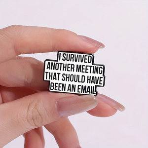 Badge en métal 'J'ai survécu à une autre réunion qui était censée être un e-mail' - Broche d'exploration - Product Image 5