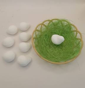 ערכת ציור עשה זאת בעצמך בצבע עוף. 8 יחידות עוף לבן בסל עם 4 צבעים ומברשת. - Product Image 1