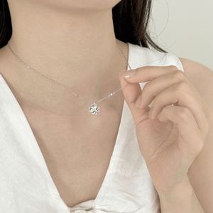 สร้อยคอจี้รูปใบโคลเวอร์สี่แฉกประดับเพชร CZ เกรด 5A ดีไซน์ทันสมัยจาก Dylam Trending Design Fine Jewelry ทำจากเงินแท้ 925 รูปทรงน้ำแข็งบด - Product Image 3