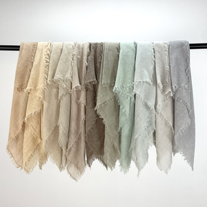 Écharpe en polyester tissé à texture fantaisie, style hijab, pour femme, à rayures, couleur ivoire, pour usage décontracté, Thailandy - Product Image 2