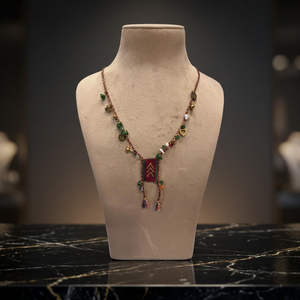 Collier artisanal Sstringz en perles Miyuki Delica rouge bordeaux avec éclats de pierre verte, breloques dorées et pompons multicolores style bohème - Product Image 2