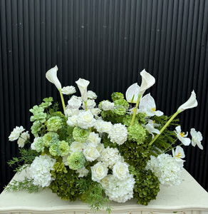 Composizione Floreale per Matrimonio con Ortensie in Seta, Sfere di Fiori Verdi e Bianchi per Decorazione Corridoio - Product Image 4
