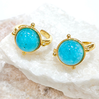 Großhandel Maßgefertigter Vergoldeter Kupferlegierungsring mit Kunstharzstein, Runder Cabochon, Krappenfassung, Offener Verstellbarer Ring im Boho-Stil