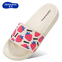 Hotmarzz Pantoufles d'intérieur/d'extérieur pour femmes Imprimé fraise Antidérapant Résistant à l'usure Semelle souple en PVC Utilisation de la salle de bain d'été