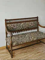 Amerikanischer Landhausstil Massivholz Geschnitztes Antikes Vintage Mid-Century Walnussfarbenes Sofa Fotostudio Fotografie Ferienhaus Doppelbett