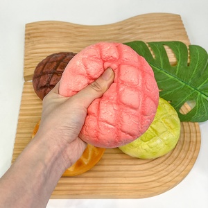 1 unidad de modelo de pan de piña simulado de rebote lento, modelo de pan de imitación para fiestas, material de PU para aliviar la presión - Product Image 1