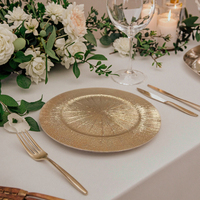 Assiette de présentation élégante en plastique doré brillant à motif végétal de 13 pouces pour la décoration de mariages et de dîners de luxe
