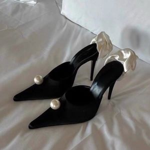 Escarpins noirs de luxe pour femme avec talons hauts de 8 cm, fleur blanche et perle au dos, pour soirée - Product Image 2