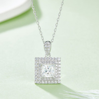 Ensemble de bijoux NOVA en argent sterling 925 plaqué rhodium, bague, boucles d'oreilles et collier avec moissanite taille princesse 1 carat