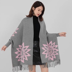 เสื้อคลุมไหมพรมลายดอกทานตะวันพิมพ์ลาย พร้อมพู่ห้อย แขนยาว ใช้เป็นผ้าคลุมไหล่ได้ - Product Image 4