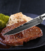 Couteau à steak avec motif damas gravé Lame tranchante en acier inoxydable à haute teneur en carbone avec manche en résine