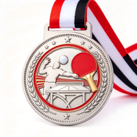 Médaille personnalisée de tennis de table en émail argenté et rouge avec pagaie dorée en relief 3D et couronne de lauriers pour le championnat