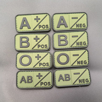 Vente en gros de velcro 3D en PVC souple Groupe sanguin Blanc Gris Brun Rouge Options de couleur a B AB O NEG POS Crochet et boucle Patch Badge en caoutchouc