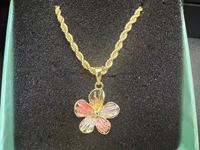 Pendentifs Breloques Fleur Hawaïenne Tricolore en Acier Inoxydable Doré pour Femme - Idéal pour le Dropshipping