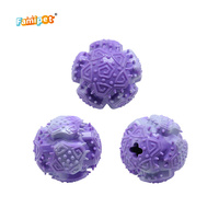 Jouet à mâcher pour chien en TPR durable, nouveau design géométrique en forme de boule, distributeur de friandises à alimentation lente, vente en gros du fabricant Famipet
